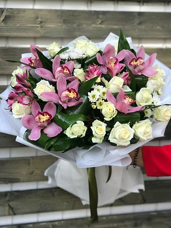Букет цветов из: Розы и Хризантемы в Стреглово